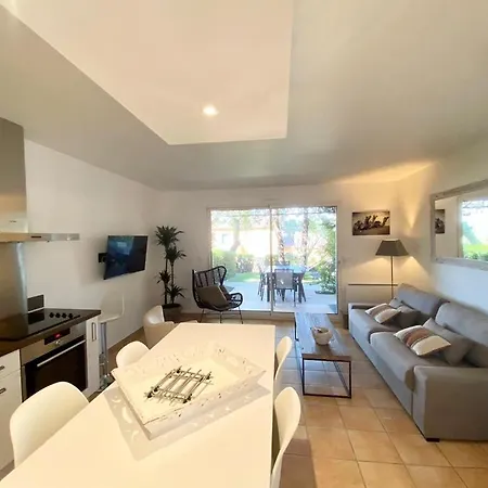 Vue Donnant Sur Le Golfe De St Tropez, 2 Chambres, 6 Pers, Piscine Commune Holiday home Saint-Tropez